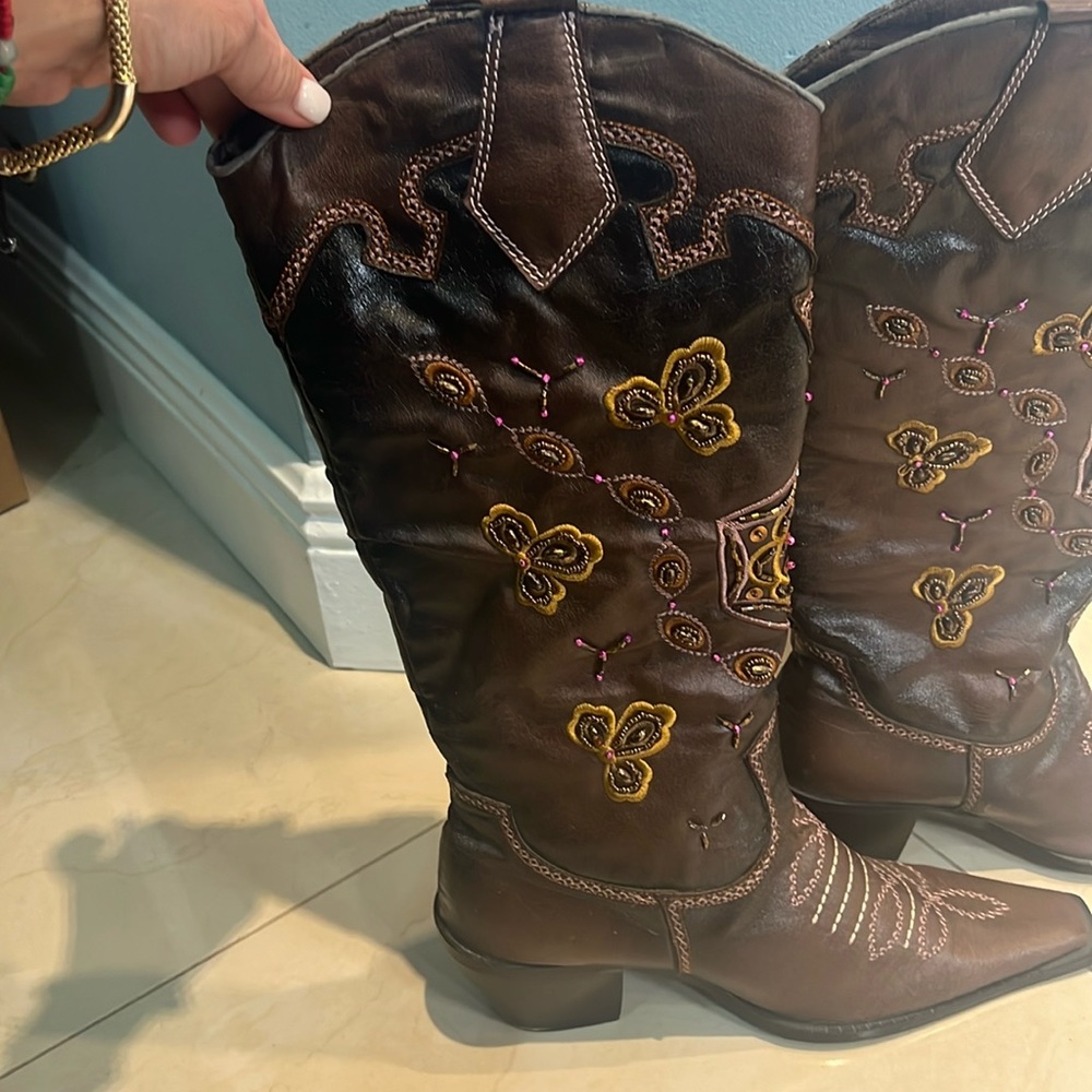 New Women’s cowboy boots hand embroidered w Cristal